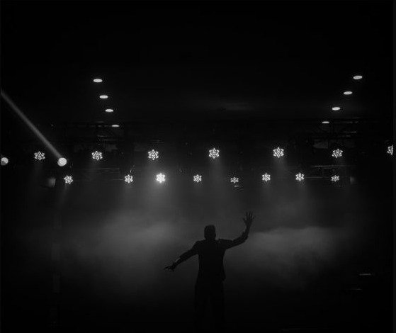 Escenario con artista y humo - Paraguay en Escena