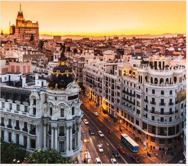 Gran Via de Madrid al atardecer